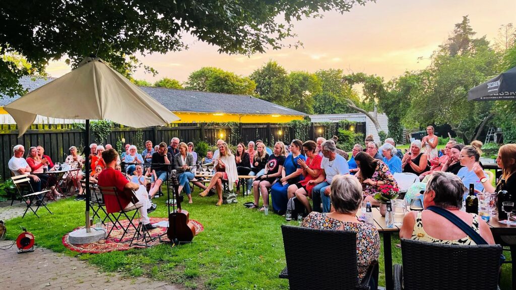 Sommer koncert hos Cafe Bliss afholdes i gårdhaven
